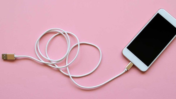 Cuộn vòng dây quanh bàn tay theo hình tròn 3–4 lần