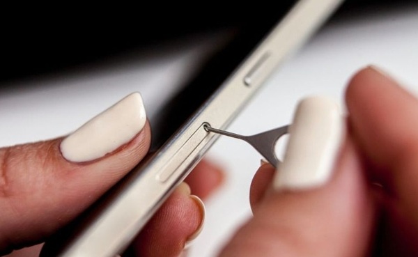 Trường hợp khe SIM không bật ra