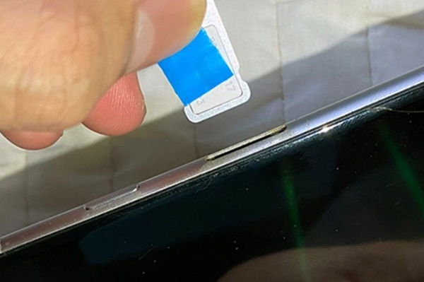 Khe SIM bật ra nhưng không kéo ra được
