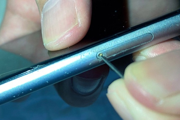 Tăm tre bị gãy trong lỗ khay SIM