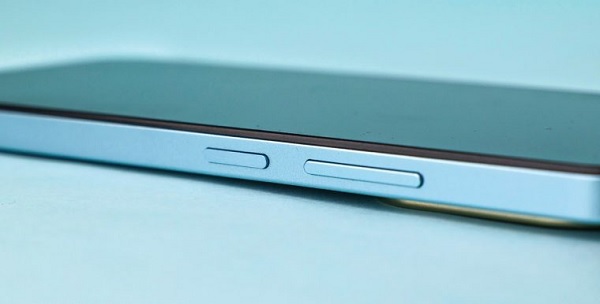 Cảm biến vân tay được tích hợp ở cạnh bên cùng với nút nguồn