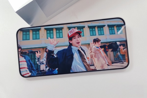 OPPO Reno14 5G trang bị màn hình AMOLED rộng 6.59 inch, độ phân giải 1.5K