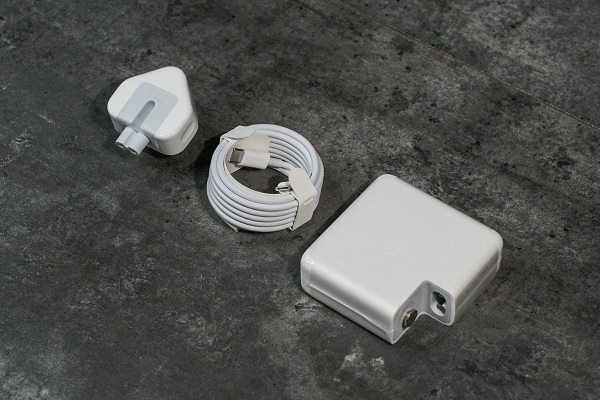 Dùng sạc MacBook cho iPhone 16 được không?