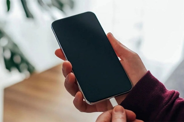 Không nên sạc điện thoại iPhone qua đêm