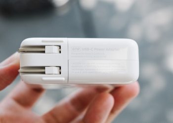Dùng sạc MacBook cho iPhone 16 được không