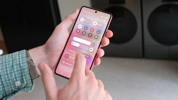 Samsung Galaxy Z Flip7 thao tác vuốt chạm mượt mà, không có hiện tượng bị giật, lag