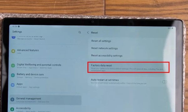 Chọn Khôi phục cài đặt gốc/Factory Data Reset