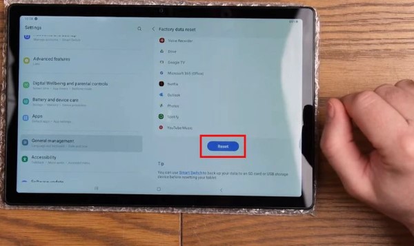 Nhấn Đặt lại thiết bị/Reset Device 
