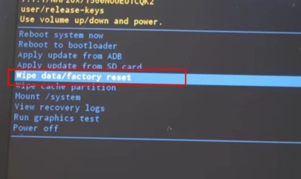 Nhấn di chuyển đến mục Wipe data/Factory reset