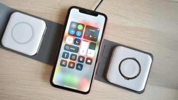 Không nên vừa sạc vừa dùng máy