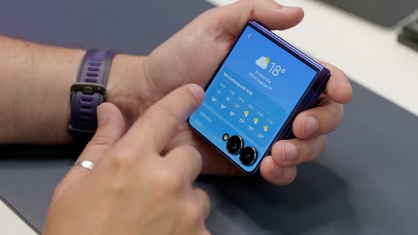 Màn hình ngoài của máy được tích hợp nhiều tính năng