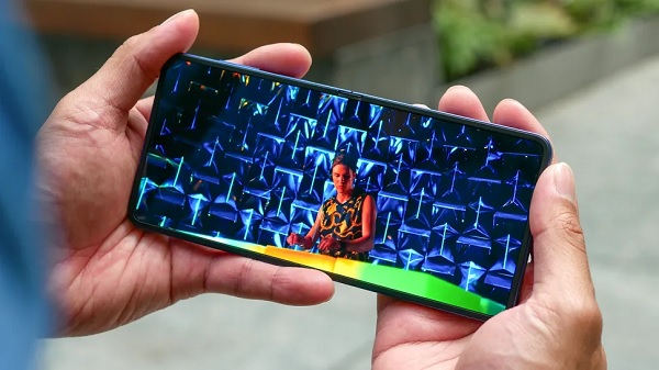 Máy sở hữu viên pin 4.300 mAh