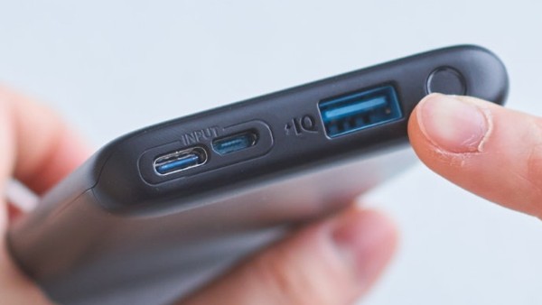 Chân sạc trên sạc bị bụi bám lâu ngày hoặc bị gãy, mòn