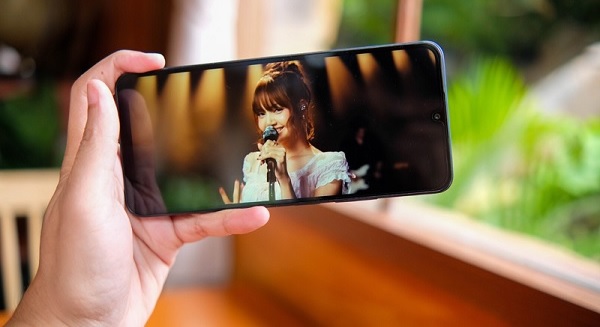 Cả hai đều sở hữu màn hình 6.88 inch