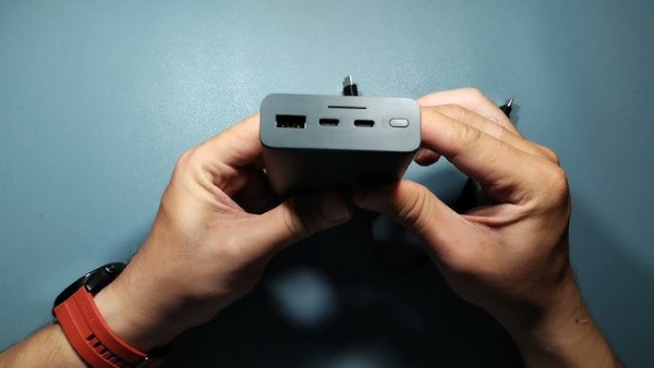 Cổng sạc của điện thoại của sạc dự phòng bám bụi bẩn, sợi vải hoặc hơi ẩm 