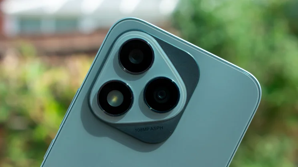 Cụm camera sau với thiết kế có dạng hình học tam giác lồng vào hình vuông khá mới lạ