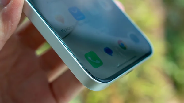 Phần cằm dưới trông vẫn hơi dày một chút nhưng điều này không làm ảnh hưởng đến tổng thể mặt trước