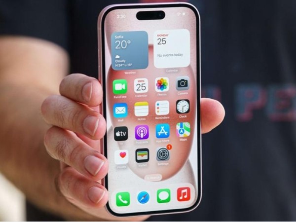 iPhone 16 Pro Max với màn hình Super Retina XDR OLED 6.7 inch 120Hz 