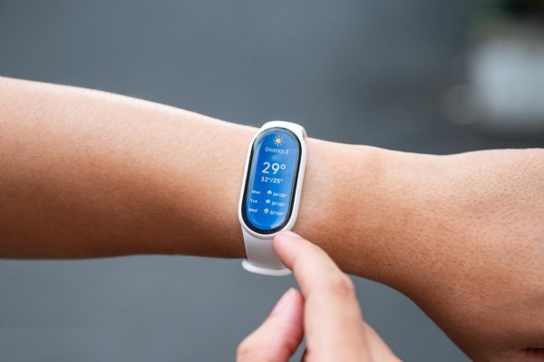 Mi Band 10 Ceramic thiết kế chốt bấm mới giúp tháo/lắp dây nhanh hơn