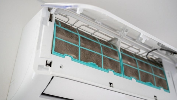 Bộ lọc không khí bị bám bụi bẩn hoặc bị tắc nghẽn