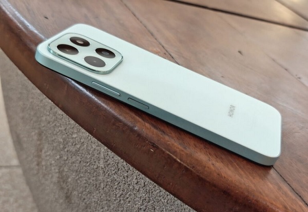 HONOR X6c sở hữu thiết kế ấn tượng và tích hợp khả năng kháng nước và kháng bụi theo tiêu chuẩn IP64