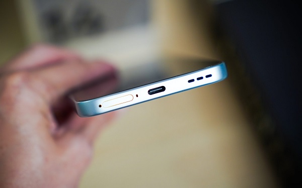 Máy được tích hợp viên pin dung lượng 6.000mAh