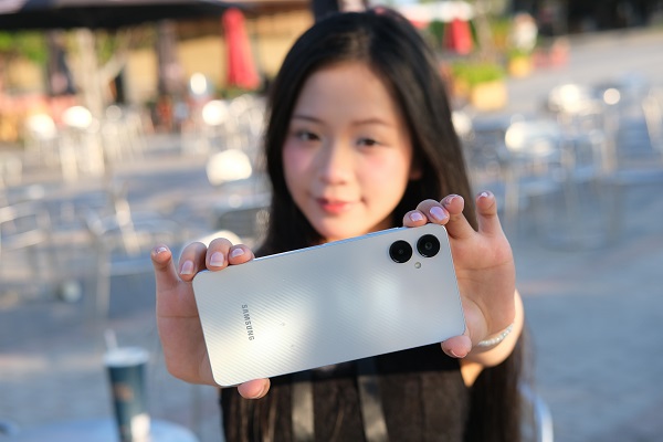Galaxy A06 chiếm ưu thế về khả năng nhiếp ảnh với hệ thống camera kép mặt sau ấn tượng