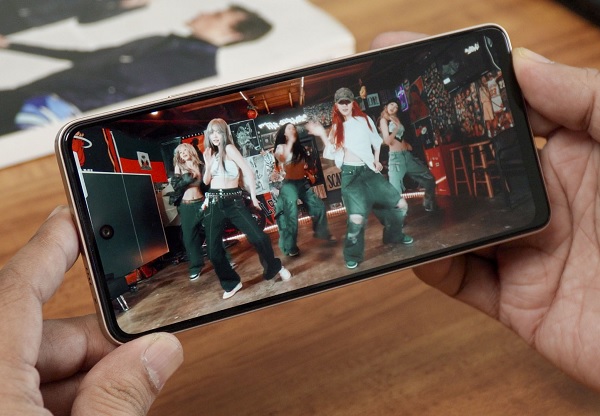 TECNO POVA 7 với màn hình mượt mà