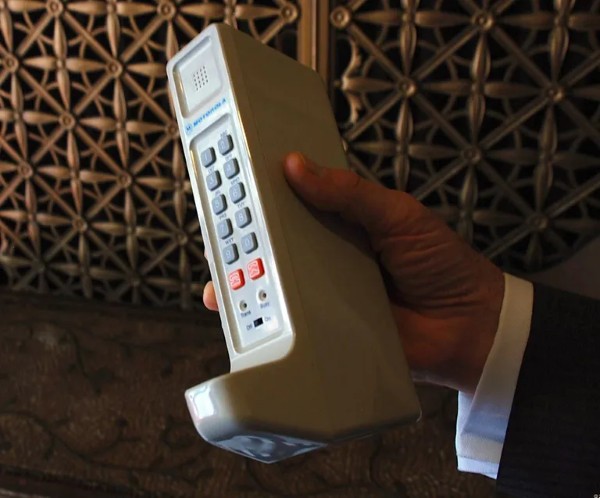 Martin Cooper đã giới thiệu chiếc điện thoại Motorola DynaTAC năm 1973