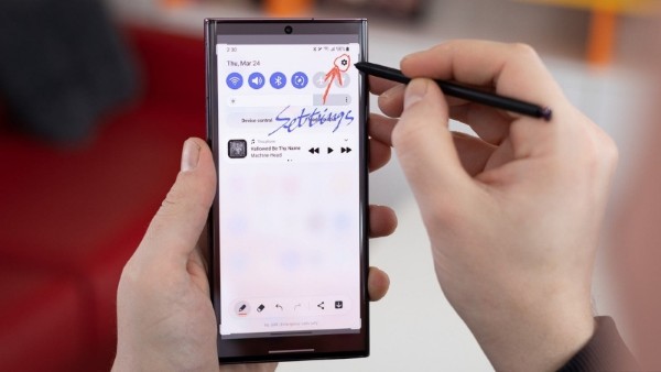 Người dùng có thể viết, vẽ hoặc đánh dấu trước khi lưu