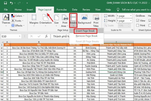 Mở file Excel → tab Page Layout → Breaks