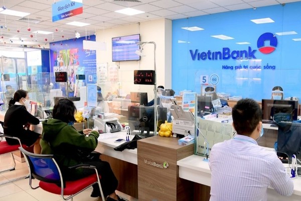 Nhân viên ngân hàng VietinBank sẽ rà soát thông tin giao dịch