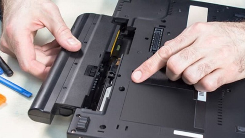 cách tháo pin laptop