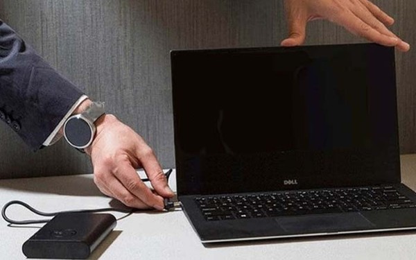 Tiến hành tắt nguồn laptop hoàn toàn trước khi tháo pin