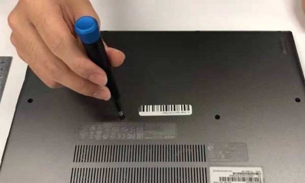 Dùng tua vít tháo ốc vít dưới đáy máy