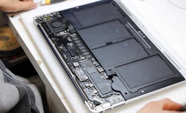 Viên pin nằm gần ổ cứng có dạng dài và mỏng