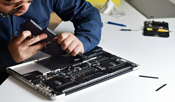 Rút cáp pin khỏi mainboard và nhẹ nhàng nhấc pin ra 