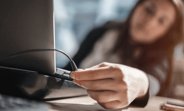 Tắt máy và tháo sạc pin khỏi nguồn điện