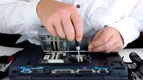 Mang laptop đến trung tâm bảo hành hoặc sửa chữa uy tín