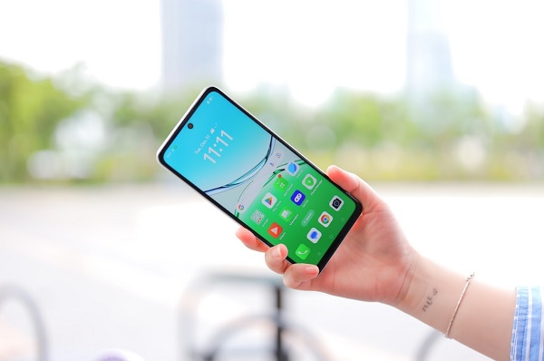 Màn hình rộng lớn, thao tác vuốt chạm mượt mà, độ sáng cao