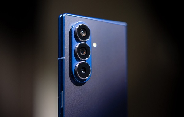 Z Fold7 đã chuyển sang camera selfie thông thường giúp việc chụp ảnh selfie và gọi video call trở nên tự nhiên, sắc nét hơn