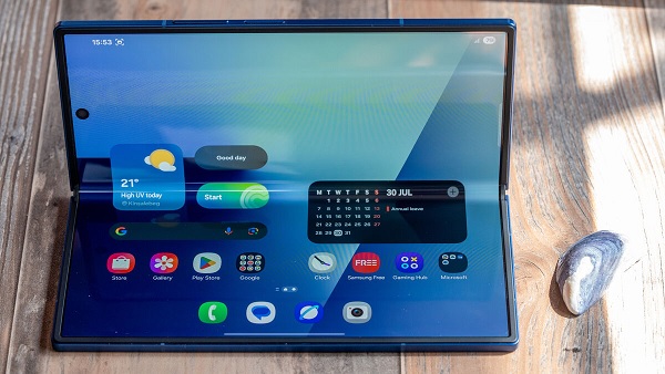 Nếp gấp trên màn hình của Z Fold7 đã được cải thiện đáng kể, gần như tàng hình khi nhìn thẳng