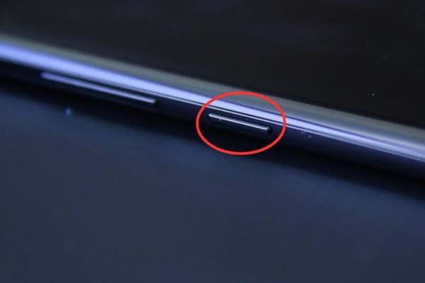 Nhấn giữ nút Nguồn để hiển thị các tùy chọn như Khởi động lại hoặc tắt nguồn