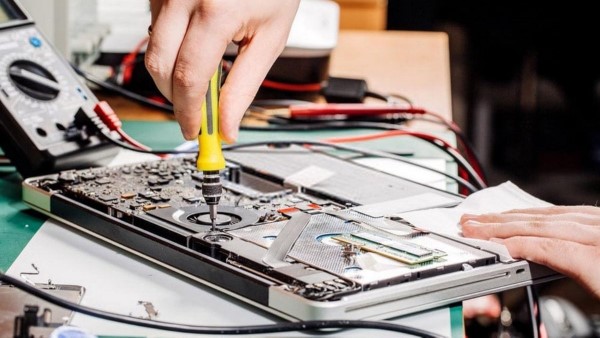 Ngắt kết nối nguồn điện và tháo vỏ máy ở mặt dưới laptop