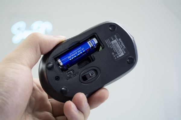 Kiểm tra và thay pin mới cho chuột nếu cần