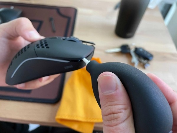 Thổi bụi bẩn hoặc mảnh vụn li ti lọt vào khe nút bấm