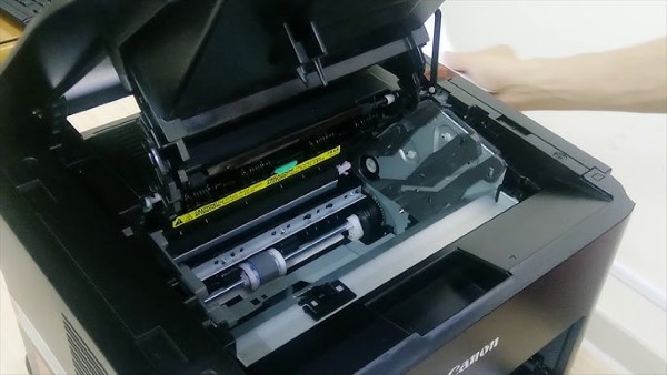 Mở nắp máy in và kéo giấy bị kẹt ra từ từ