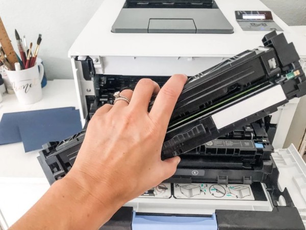 Tháo trục kéo hoặc lô cuốn ra để kiểm tra