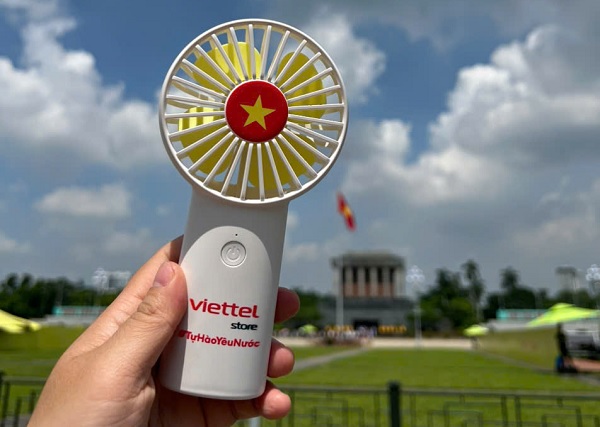 Quạt cầm tay mini JISULIFE HandFan Life3 FA20X mang biểu tượng cờ đỏ sao vàng và hashtag #TựHàoYêuNước