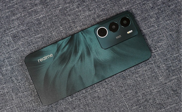 Mặt lưng của realme c71 được trang trí bằng họa tiết được lấy cảm hứng từ lông vũ